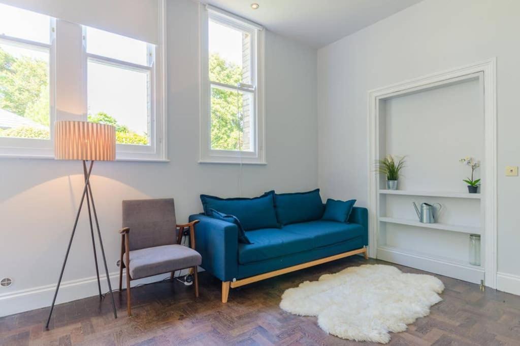 Classroom Flat In A Converted School In Town Centre *